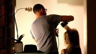 An Intimate Moment Between Jennifer Aniston & Her Hairdresser